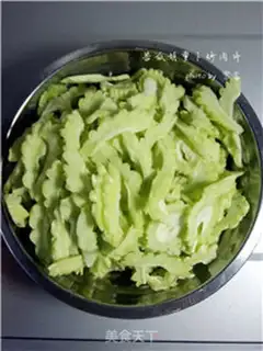 Make Suffering melon carrots step 1
