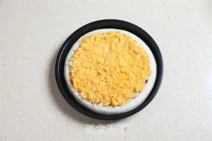 Make Egg yolk pizza step 4