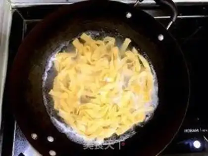 Make Carrot tomato egg noodles step 8