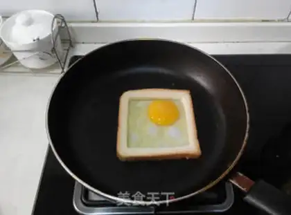Make Toast eggs step 4