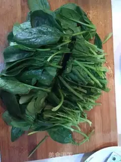 Make The spinach is fried with leaves step 1