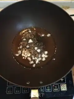Make The spinach is fried with leaves step 2