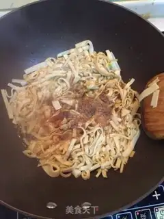 Make The spinach is fried with leaves step 3
