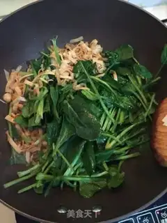 Make The spinach is fried with leaves step 4
