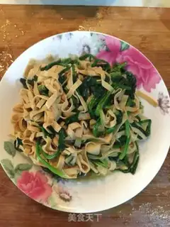 Make The spinach is fried with leaves step 5