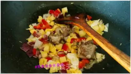 Make Black pepper pineapple rice step 2