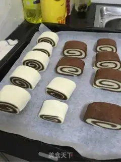 Make Chocolate two-coloured buns step 7