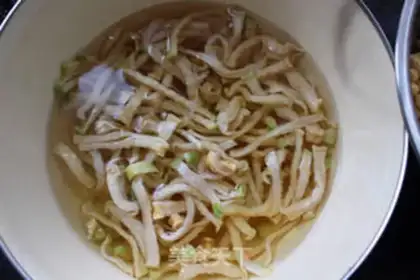Make Carrot and pickles step 0