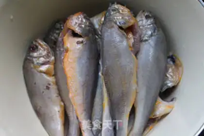 Make Dried and fried yellowfish step 0
