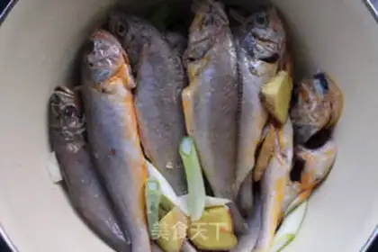 Make Dried and fried yellowfish step 1