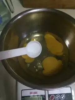 Make Eggs step 1