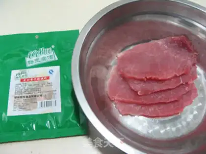 Make Chicago black pepper beef roll step 1