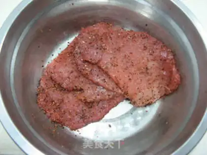 Make Chicago black pepper beef roll step 3