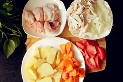 Make Red curry chicken gravy step 0