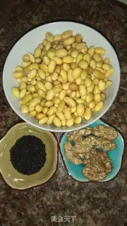 Make walnut sesame soy sauce step 1