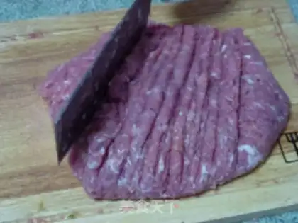 Make Home-based manual meat round step 1