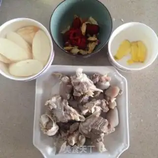 Make Weishan medicine for lamb soup step 1