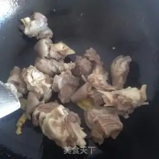 Make Weishan medicine for lamb soup step 3