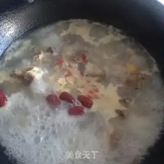 Make Weishan medicine for lamb soup step 4