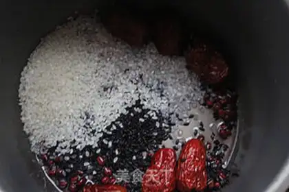 Make Red bean date black rice congee step 1