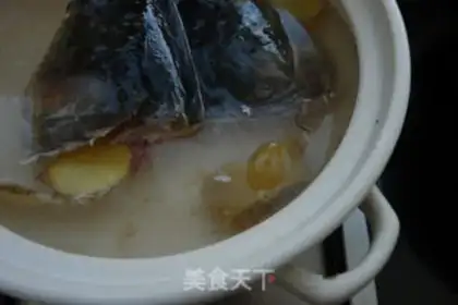 Make Tomato fish-head chicken soup pan step 4