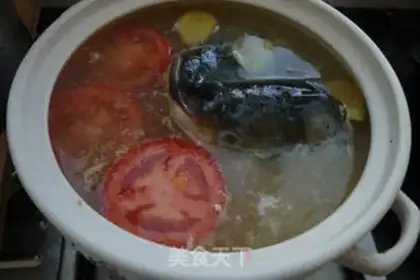 Make Tomato fish-head chicken soup pan step 5