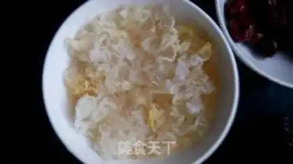 Make Silver-ear-leave soup step 1