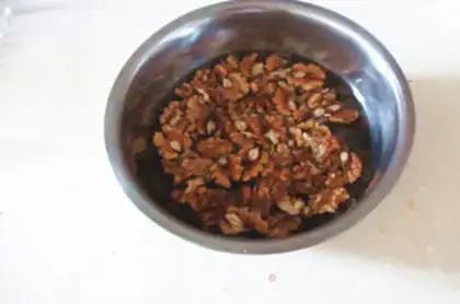 Make Amber walnuts step 1
