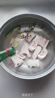 Make Sea bean pig hoof soup step 1