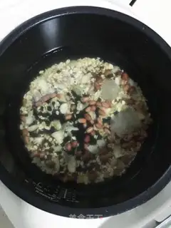 Make Peanut lily oatmeal step 0