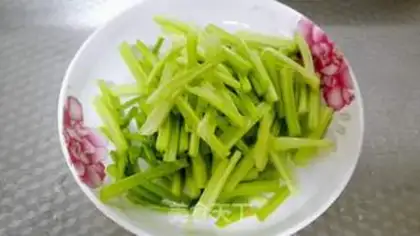 Make Fried celery step 1