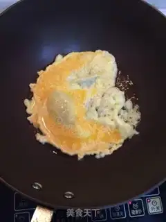 Make Tomato fried eggs step 1