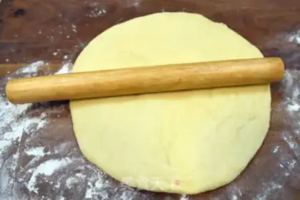 Make Sweet cheese strawberry rolls step 4