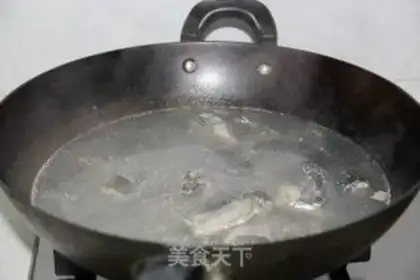 Make Chicken Mountain medicine soup step 1