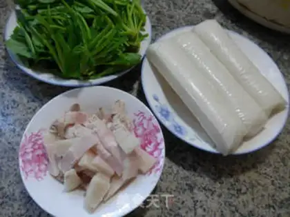 Make Pork spinach pastry soup step 0