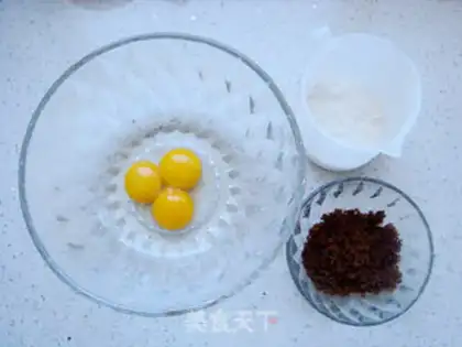 Make Red sugar yolks step 0