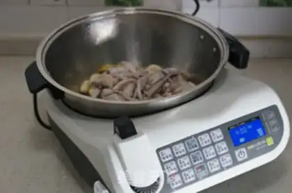 Make Onion-crazed squid shaving step 4