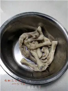 Make Chicken foot peanut soup step 1