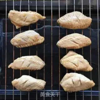 Make The honey is on the wings step 0