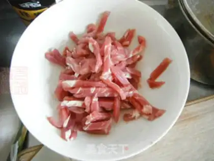 Make Onion fried lamb step 1