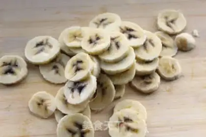 Make Banana monkey salad step 1