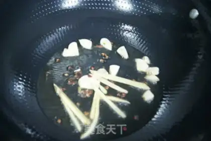 Make Gold-cooked iron-pot soup, fat cow step 2