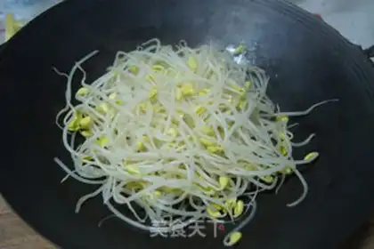 Make Gold-cooked iron-pot soup, fat cow step 6