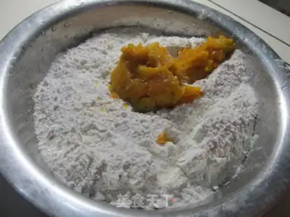 Make Pumpkin rose roll step 1