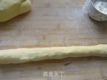 Make Pumpkin rose roll step 4