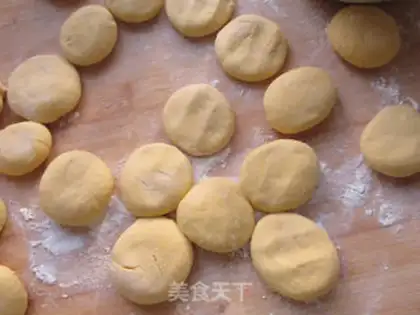 Make Pumpkin rose roll step 5