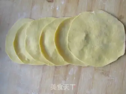Make Pumpkin rose roll step 6