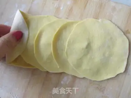 Make Pumpkin rose roll step 7