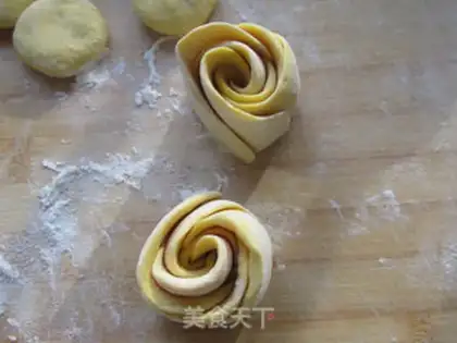 Make Pumpkin rose roll step 10