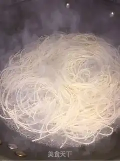 Make Quick-hand breakfast noodles step 1